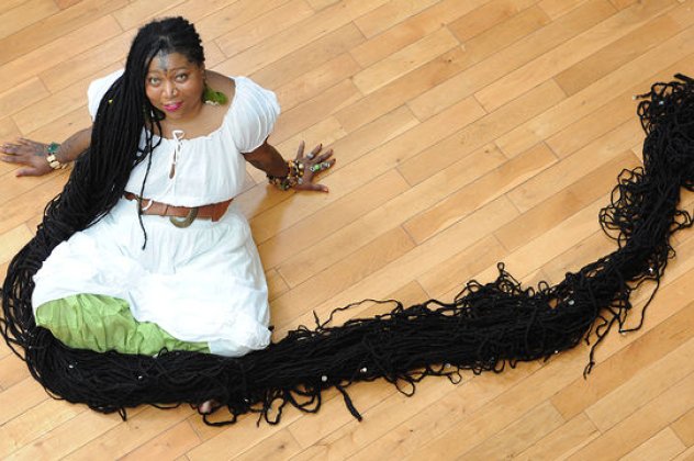 Δείτε την μαύρη γυναίκα «Ραπουνζέλ» με μαλλιά μήκους 17 μέτρων - 6 σαμπουάν την εβδομάδα θέλει για λούσιμο ! - Κυρίως Φωτογραφία - Gallery - Video