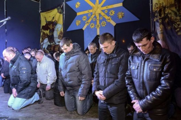 Πρωτοφανείς σκηνές στην Ουκρανία: Αστυνομικοί γονάτισαν μπροστά στους διαδηλωτές ζητώντας συγνώμη για τη βία και τους σκοτωμούς (φωτό & βίντεο) - Κυρίως Φωτογραφία - Gallery - Video