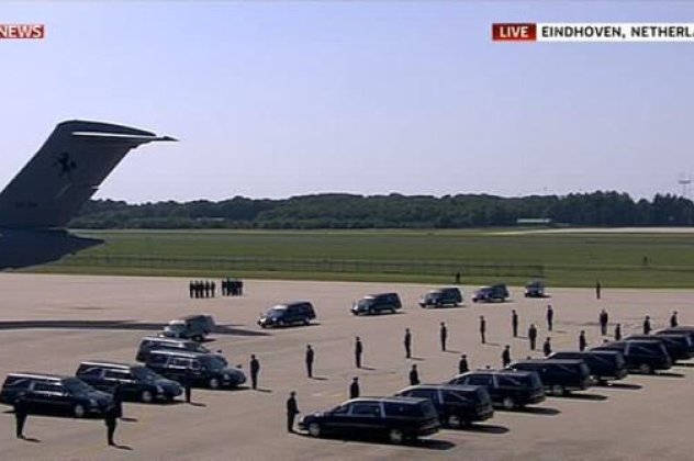 Έφτασαν στην Ολλανδία οι σοροί 198 από τα θύματα του Boeing που καταρρίφθηκε στην Ουκρανία-Συγκινητικές στιγμές στο αεροδρόμιο (φωτό & βίντεο) - Κυρίως Φωτογραφία - Gallery - Video