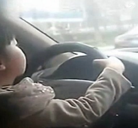 Βίντεο: Σοκαριστική η σκηνή όπου μητέρα ενθαρρύνει το μικρό παιδί της να οδηγήσει σε πολυσύχναστο δρόμο! 