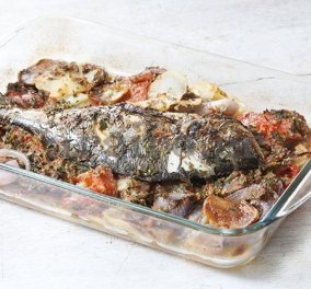 Η Αργυρώ μας προτείνει ένα πιάτο που ''μυρίζει'' θάλασσα: Τσίπουρα με μελωμένες πατάτες σε σάλτσα ντομάτας & μυρωδικών