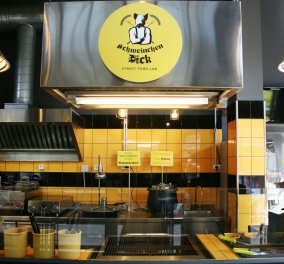 Schweinchen Dick: Τα καλύτερα λουκάνικα της Αθήνας σας περιμένουν στο γκάζι για μια αξέχαστη γευστική εμπειρία