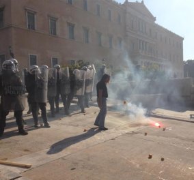 Σώμα με σώμα οι αστυνομικοί με τους αγρότες στο κέντρο της Αθήνας – Δείτε φώτο και βίντεο 