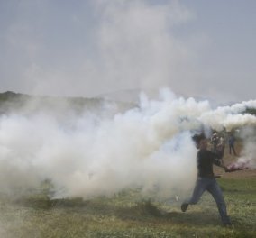 Άγριες συμπλοκές στην Ειδομένη: Οι Σκοπιανοί ρίχνουν δακρυγόνα στους πρόσφυγες μπροστά στα ΜΑΤ