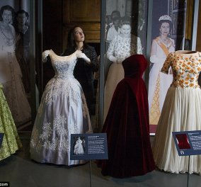 Βασίλισσα Ελισάβετ: Όλη η γκαρνταρόμπα της με αφορμή τα 90 γενέθλια - Το νυφικό της, οι ιστορικές εμφανίσεις 