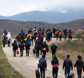 Ειδομένη: Φοβισμένοι πρόσφυγες φεύγουν με τα πόδια από τον καταυλισμό - Δεν θέλουν να πάνε σε δομές φιλοξενίας