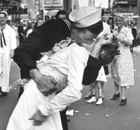 Έφυγε από τη ζωή το "κορίτσι της Time Square", η πρωταγωνίστρια της φωτογραφίας-σύμβολο της λήξης του Β΄ Παγκοσμίου πολέμου