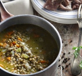 Ο Άκης υποδέχεται τα πρώτα κρύα με φανταστική συνταγή: Σούπα με φακές και χοιρινό κότσι