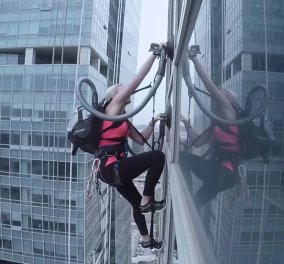 Εκπληκτικό βίντεο: Παράτολμη αναρριχήτρια σκαρφαλώνει πάνω σε έναν γυάλινο ουρανοξύστη στην Κορέα με την βοήθεια ... ηλεκτρικής σκούπας!