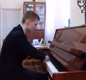 Γνωρίστε έναν θαυμάσιο 15χρονο πιανίστα από την Ρωσία - Γεννήθηκε χωρίς χέρια και έμαθε μόνος του να παίζει