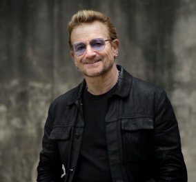 Και το βραβείο της "Γυναίκας της Χρονιάς" πηγαίνει.. στον Bono! Πώς ο τραγουδιστής των U2 έγινε ο πρώτος άνδρας που βραβεύει το Glamour