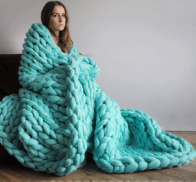 Top woman η Ουκρανέζα Anna Marinenko: Φτιάχνει κουβέρτες - γίγας & κασκόλ με πλέξη για Κύκλωπες