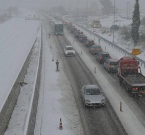 Ταλαιπωρία στην εθνική οδό Πατρών - Κορίνθου λόγω του χιονιού - Δεκάδες αυτοκίνητα παγιδεύτηκαν για ώρες