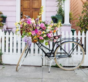 Βάψτε και στολίστε με λουλούδια το παλιό ποδήλατο: Οι ιδέες που θα μεταμορφώσουν τον άχαρο χώρο στον πιο ωραίο (Φωτό)