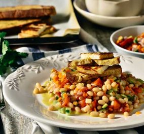 Σαλάτα με φασόλια, βανίλιες, ψιλοκομμένα λαχανικά, ψητό χαλούμι (ή χωρίς) και φρυγανισμένο ψωμί