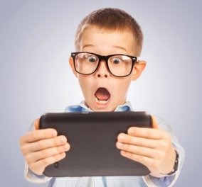 Γονείς προσοχή: Τα παιδάκια που παίζουν με κινητά και tablet αργούν να μιλήσουν σύμφωνα με νέα έρευνα