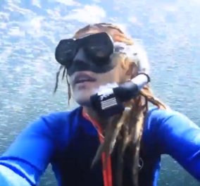 Selfie video! Μια τολμηρή γυναίκα βιντεοσκόπησε τον εαυτό κολυμπώντας σε ένα κοπάδι χιλιάδων ψαριών