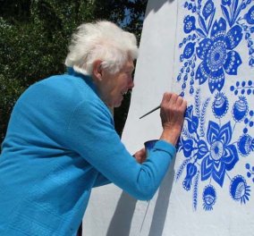 Σουπερ γιαγιά: 90χρονη Τσέχα μετατρέπει το χωριουδάκι της σε Γκαλερί ζωγραφίζοντας υπέροχα τα σπίτια (ΦΩΤΟ) 