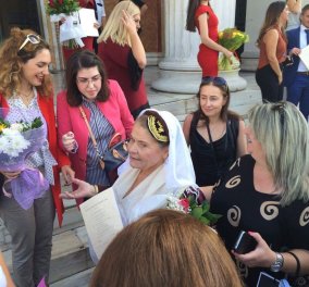 Top woman η κυρία Αρετή: Πήρε το πτυχίο της ντυμένη Λευκαδίτισσα - Συγχαρητήρια!!!!