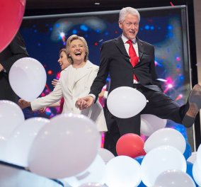 Η Χίλαρι Κλίντον έκλεισε τα 70: Το πάρτι αγκαλιά με την κόρη & το ρομαντικό τετ- τετ με τον Μπιλ 
