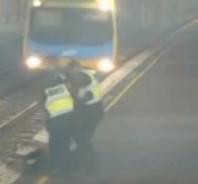 Βίντεο: Η δραματική διάσωση γυναίκας λίγα κλάσματα του δευτερολέπτου πριν περάσει το τρένο