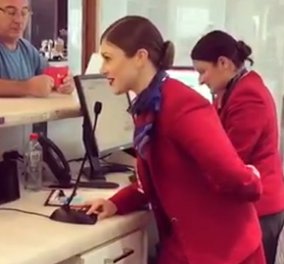  ΒΙΝΤΕΟ: Υπάλληλος αεροπορικής τραγουδάει «Have Yourself A Merry Little Christmas» και ενθουσιάζει το κοινό στην αίθουσα αναμονής