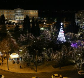 Ήρθαν και στην Αθήνα επίσημα τα Χριστούγεννα - Το δέντρο στην πλατεία Συντάγματος άναψε και... Φωτό