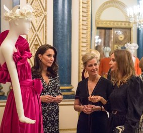 Η Κέιτ Μίντλετον & η Κόμισσα του Ουέσσεξ Σοφία παρουσίασαν έκθεση μόδας - Ναόμι Κάμπελ, Στέλα Μακάρτνεϊ & Άννα Γουίντουρ μαζί τους! 