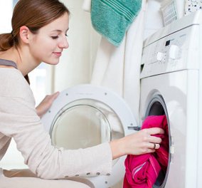 Χρήσιμα tips για να μη μένουν λεκέδες από απορρυπαντικά στα ρούχα  