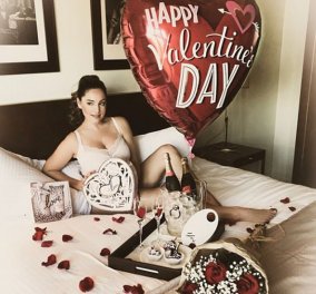 Και η κιτς της ημέρας: Η Kelly Brook στο κρεβάτι με λευκά εσώρουχα μπαλόνι St Valentine & φωτογράφο τον νέο μνηστήρα της 