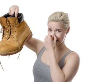Μυρίζουν τα παπούτσια σας; Χρήσιμα κόλπα για να αντιμετωπίσετε την κακοσμία  