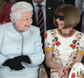 Στην πασαρέλα με γαλάζιο ταγέρ η βασίλισσα Ελισάβετ στην εβδομάδα μόδας του Λονδίνου (ΦΩΤΟ - ΒΙΝΤΕΟ)
