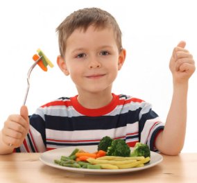 Πως θα μάθω στο παιδί μου να τρώει τα πάντα (ακόμα κι αν εγώ δεν τα τρώω)