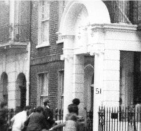 Vintage story: 21η Απριλίου 1967, ομάδα διαδηλωτών με επικεφαλής μια γυναικά κατέλαβαν την ελληνική πρεσβεία στο Λονδίνο