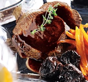 Ένα ιδιαίτερο πιάτο από την Αργυρώ Μπαρμπαρίγου: Δημιουργεί νουά μοσχαρίσιο με καρότα γλασέ & δαμάσκηνα
