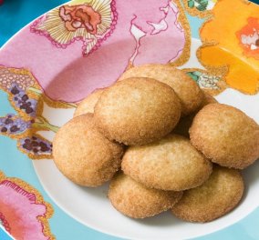 Ο Στέλιος Παρλιάρος φτιάχνει πεντανόστιμα polvorones, μικρά τραγανά cookies με αλεύρι ολικής άλεσης