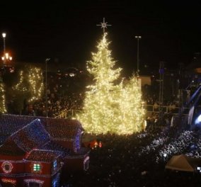 Τα Χριστούγεννα ήρθαν στη Θεσσαλονίκη: Φωταγωγήθηκε το δέντρο υπό τους ήχους του Γιώργου Σαμπάνη (Φωτό)