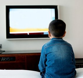 Έρευνα αποκαλύπτει: Οι πολλές ώρες μπροστά στην οθόνη καθυστερούν την ανάπτυξη των παιδιών