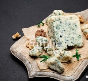 Ροκφόρ ή μπλε τυρί; Ο "βασιλιάς" από τη Γαλλία οφείλει σε έναν μύκητα το χρώμα και τη γεύση του 