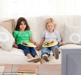 Ο λόγος που τα παιδιά δεν πρέπει να τρώνε μπροστά στην τηλεόραση