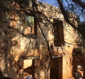 Η συναρπαστική ιστορία της Αράδαινας: Το "χωριό φάντασμα" ερήμωσε λόγω μίας βεντέτας - Παράδεισος του Bungee jumping (φώτο)