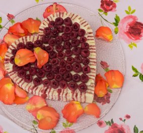 Στέλιος Παρλιάρος: Μας φτιάχνει θεϊκή ριγωτή τούρτα με λικέρ τριαντάφυλλο (βίντεο)