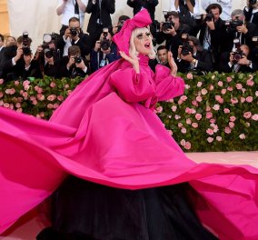 Oι δυσκολίες του Met Gala 2019: Πόσο δύσκολο ήταν να περπατήσει με το φόρεμά της η Lady Gaga – Δείτε το ξεκαρδιστικό βίντεο