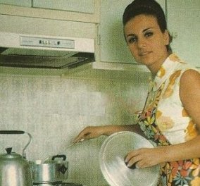 Σπάνιες vintage φωτό: Η Βίκυ Μοσχολιού μαγειρεύει στην κουζίνα της - Η Μάρω Κοντού & η Ρένα Βλαχοπούλου πλέκουν