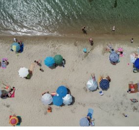Έτοιμες οι οργανωμένες παραλίες για να υποδεxθούν τους κολυμβητές – O καύσωνας στέλνει όλους στην πλαζ (Φωτό)