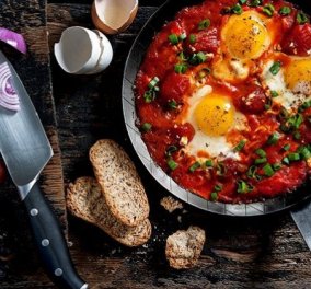 Η Αργυρώ Μπαρμπαρίγου δημιουργεί: Αυγά με ντομάτα για λαχταριστές βουτιές με ψωμάκι - Εύκολο & γρήγορο