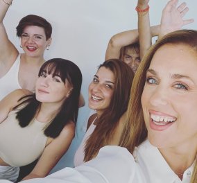 Η Εύα Αντωνοπούλου & το γυναικείο team της πριν το δελτίο ειδήσεων - Selfie με μακιγιέζ, κομμώτρια, αμπιγιέζ (φωτό)