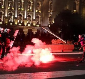 Ολονύχτιες μάχες στη Σερβία λόγω lockdown – Διαδηλώσεις & έφοδοι στη Βουλή (Φωτό & Βίντεο) 