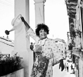 Η όμορφη βίλα της Ρένας Βλαχοπούλου στην Κέρκυρα νοικιάζεται σε Airbnb- Η μοναδική ξενάγηση με τον Μάκη Δελαπόρτα & η ανιψιά - φύλακας άγγελός της (βίντεο)