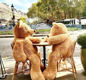 Απίθανη ιδέα: Τα καφέ στο Παρίσι βάζουν δύο αρκουδάκια αντικριστά στα τραπεζάκια - Έτσι τηρούν τις αποστάσεις λόγω κορωνοϊού (φωτό)